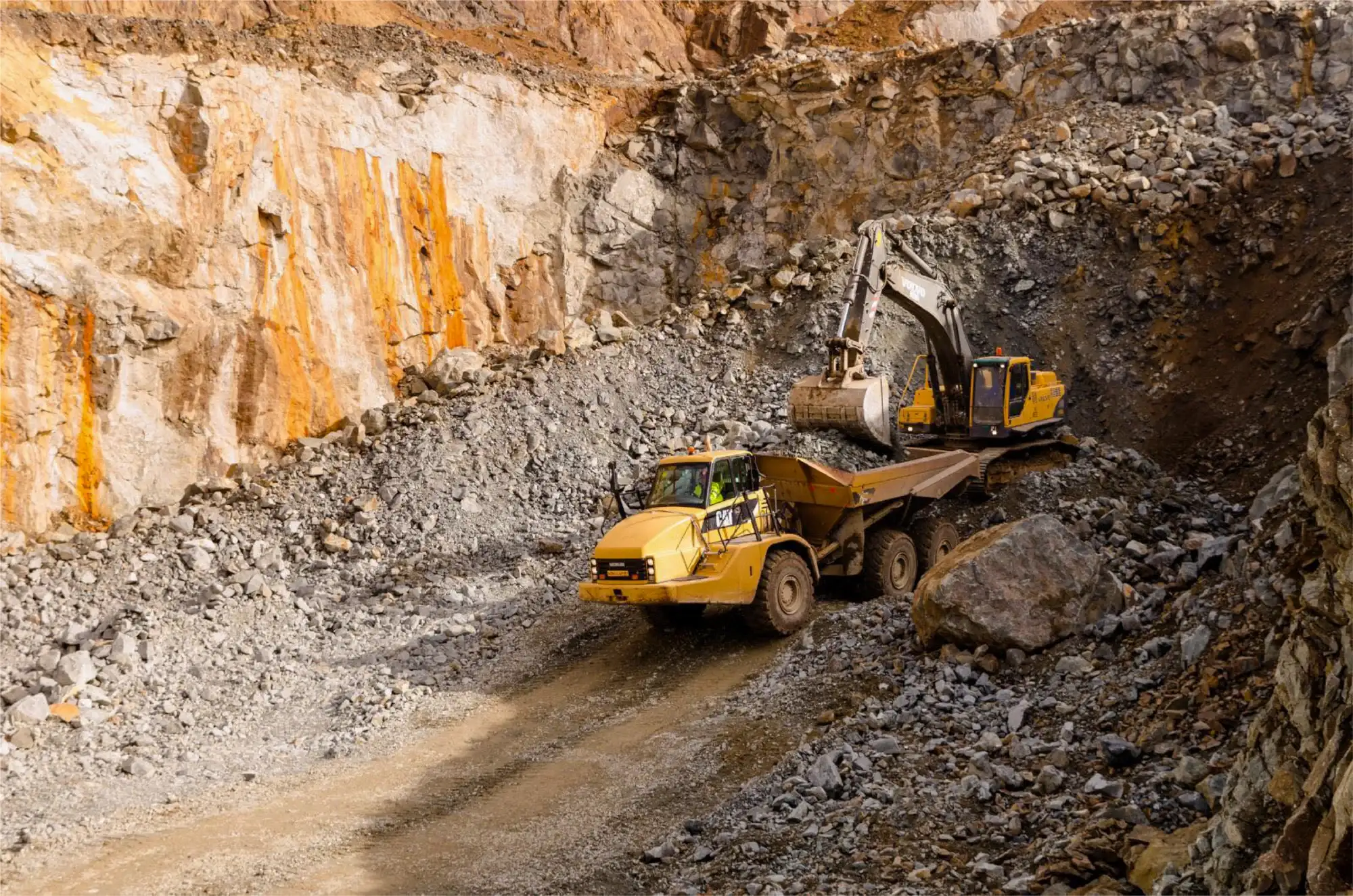 Excavator și dumper în cariera de piatră