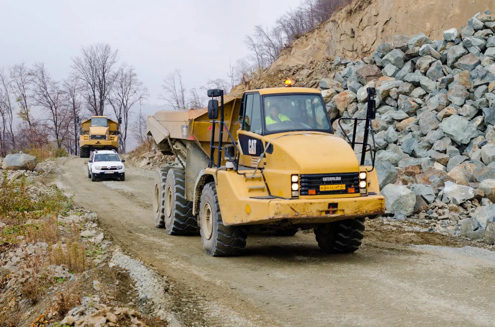 Dumper articulat pe drumul tehnologic al carierei