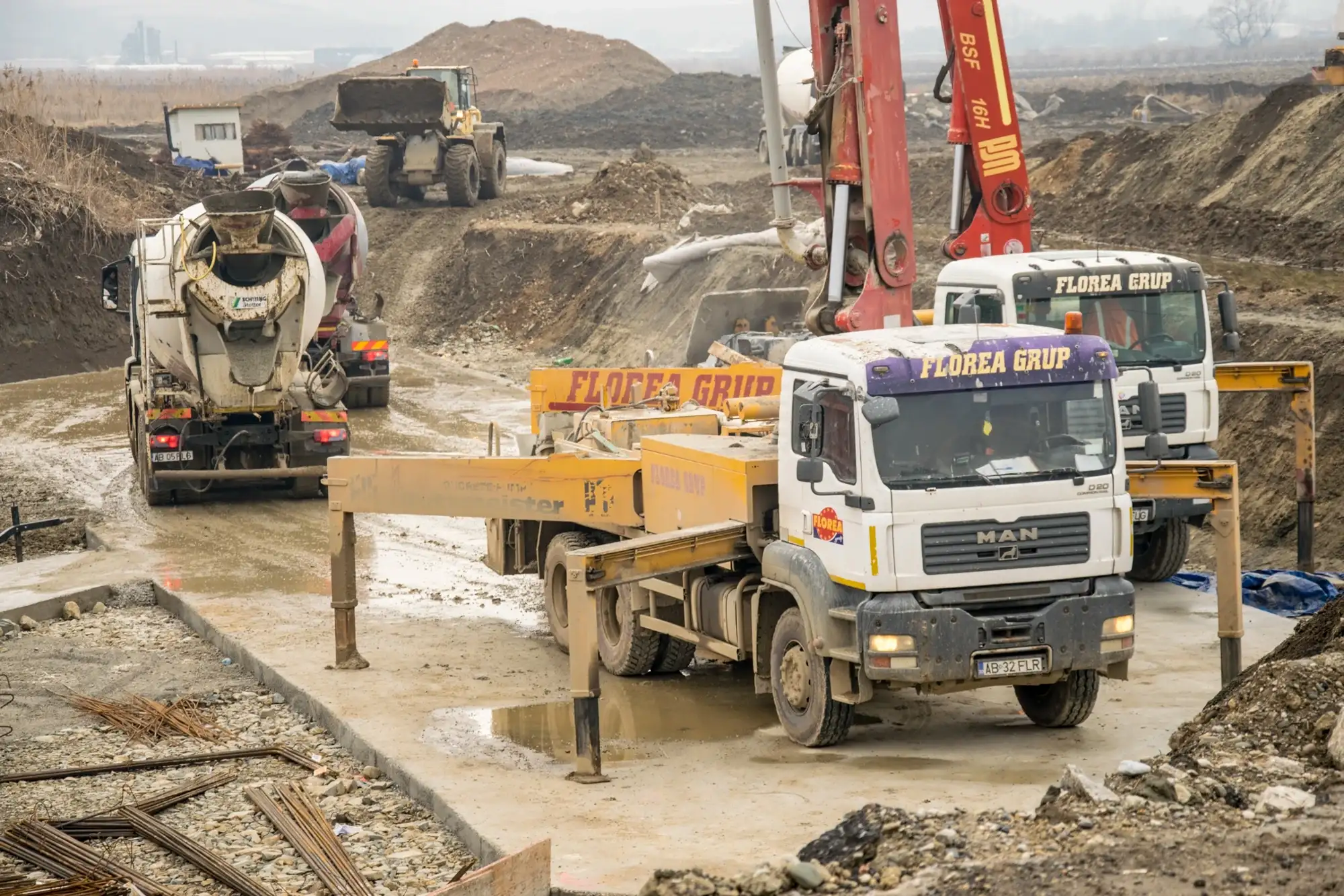 Autobetonieră și pompă de beton Florea Grup pe un șantier de fundații