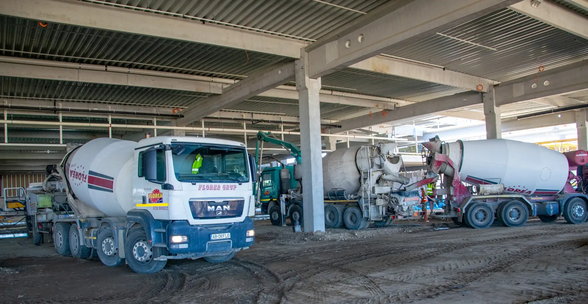 Autobetoniere Florea Grup turnând beton într-o hală industrială în construcție