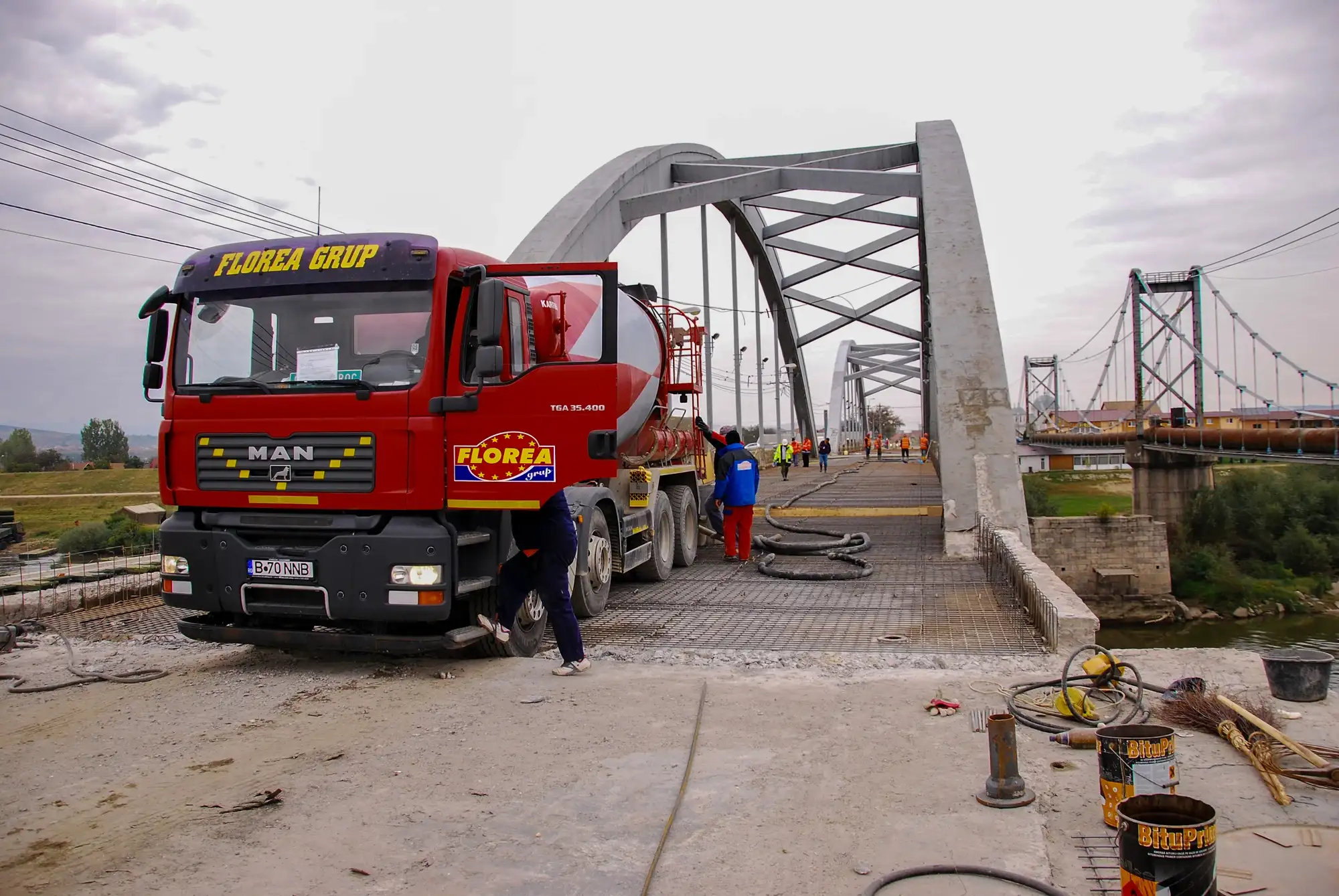 Camion Florea Grup pe un pod rutier în construcție