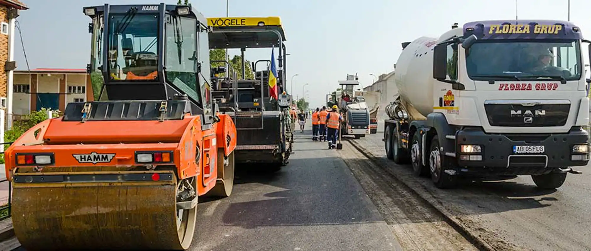 Finisor de asfalt, cilindru compactor și autobetonieră Florea Grup pe un șantier rutier