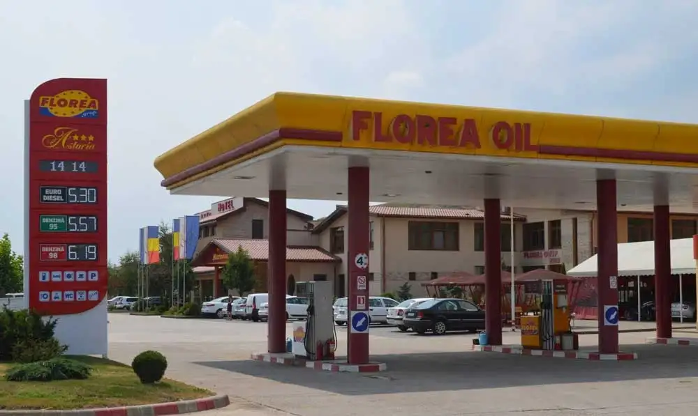Stație de carburanți Florea Oil cu copertină galbenă și panou de prețuri