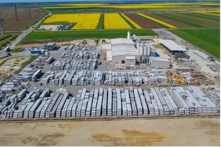 Platformă industrială Petra Pavaje văzută de sus, între câmpuri
