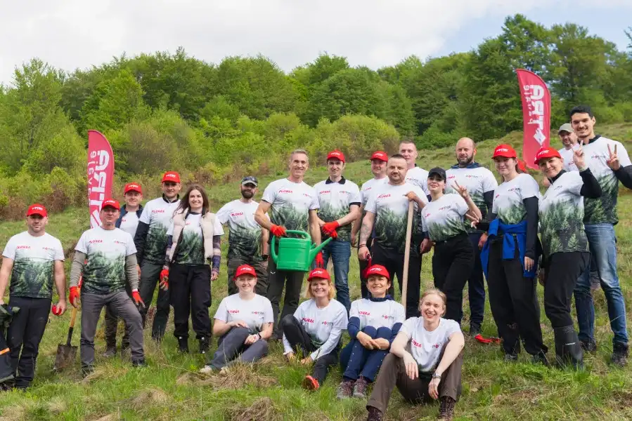 Echipa Florea Grup cu unelte de plantare, la marginea unei păduri