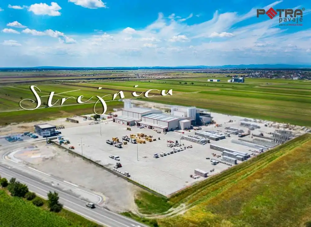 Vedere aeriană a fabricii Petra Pavaje de la Strejnicu, Prahova, înconjurată de câmpuri