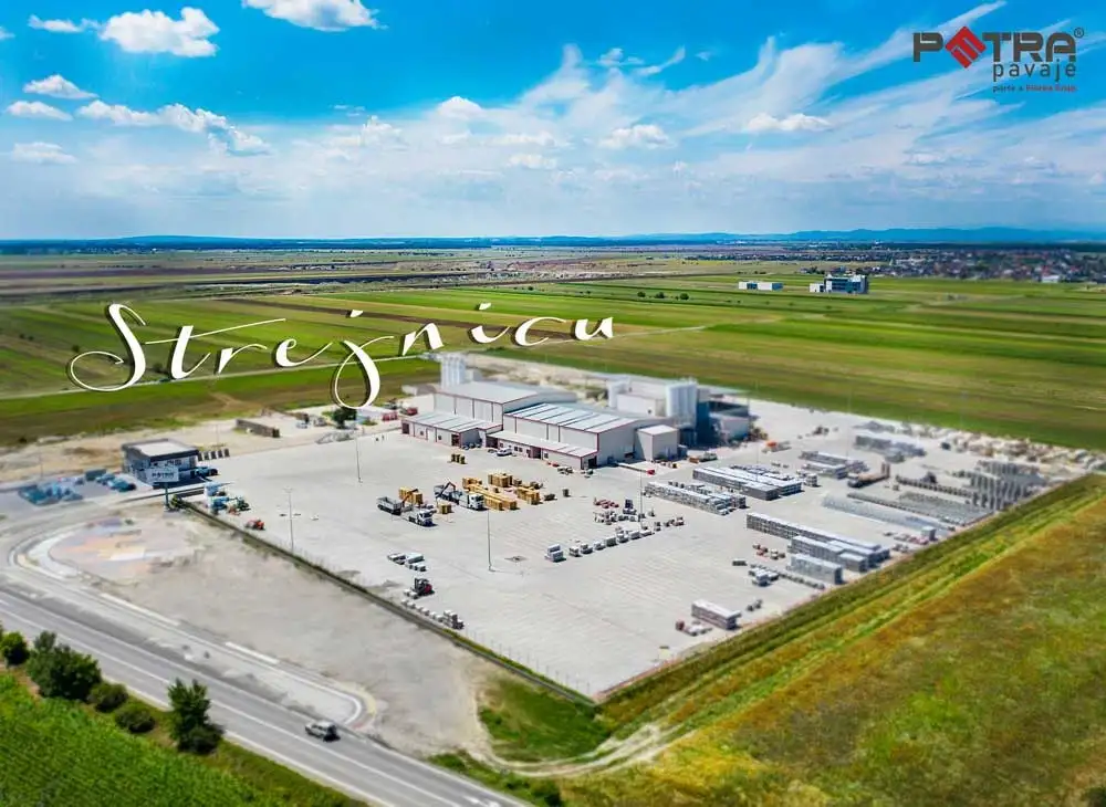 Vedere aeriană a fabricii Petra Pavaje de la Strejnicu, Prahova, înconjurată de câmpuri