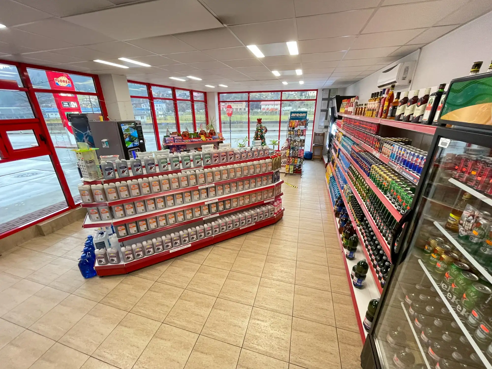 Magazinul unei stații Florea Oil, cu rafturi de produse