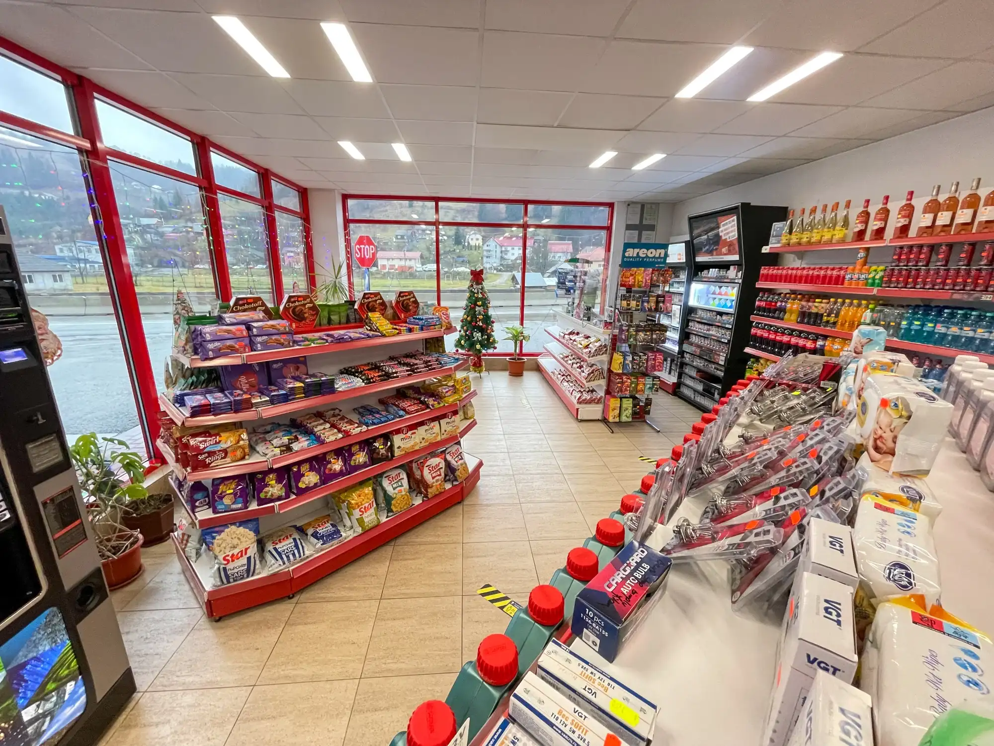 Interiorul magazinului unei stații Florea Oil