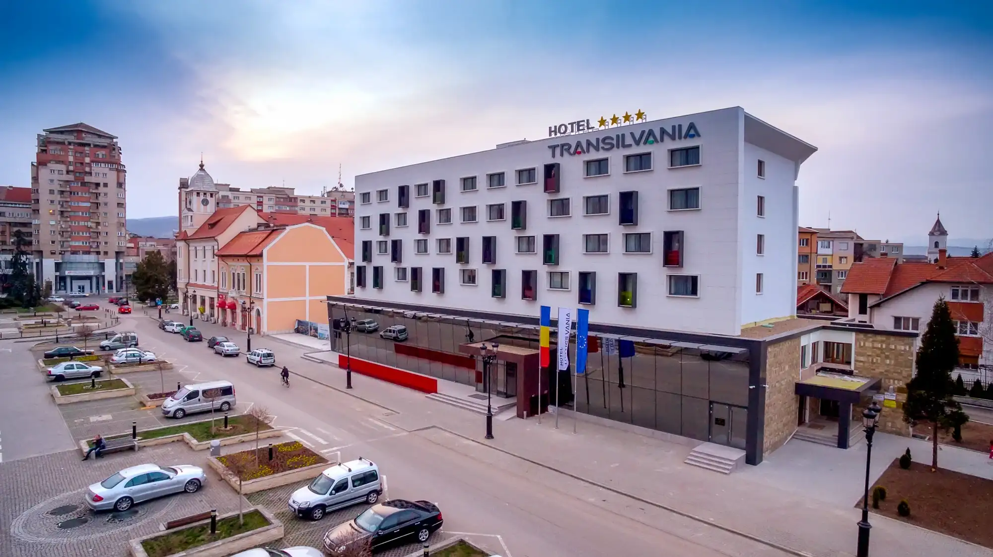 Hotel Transilvania din Alba Iulia, văzut din piață