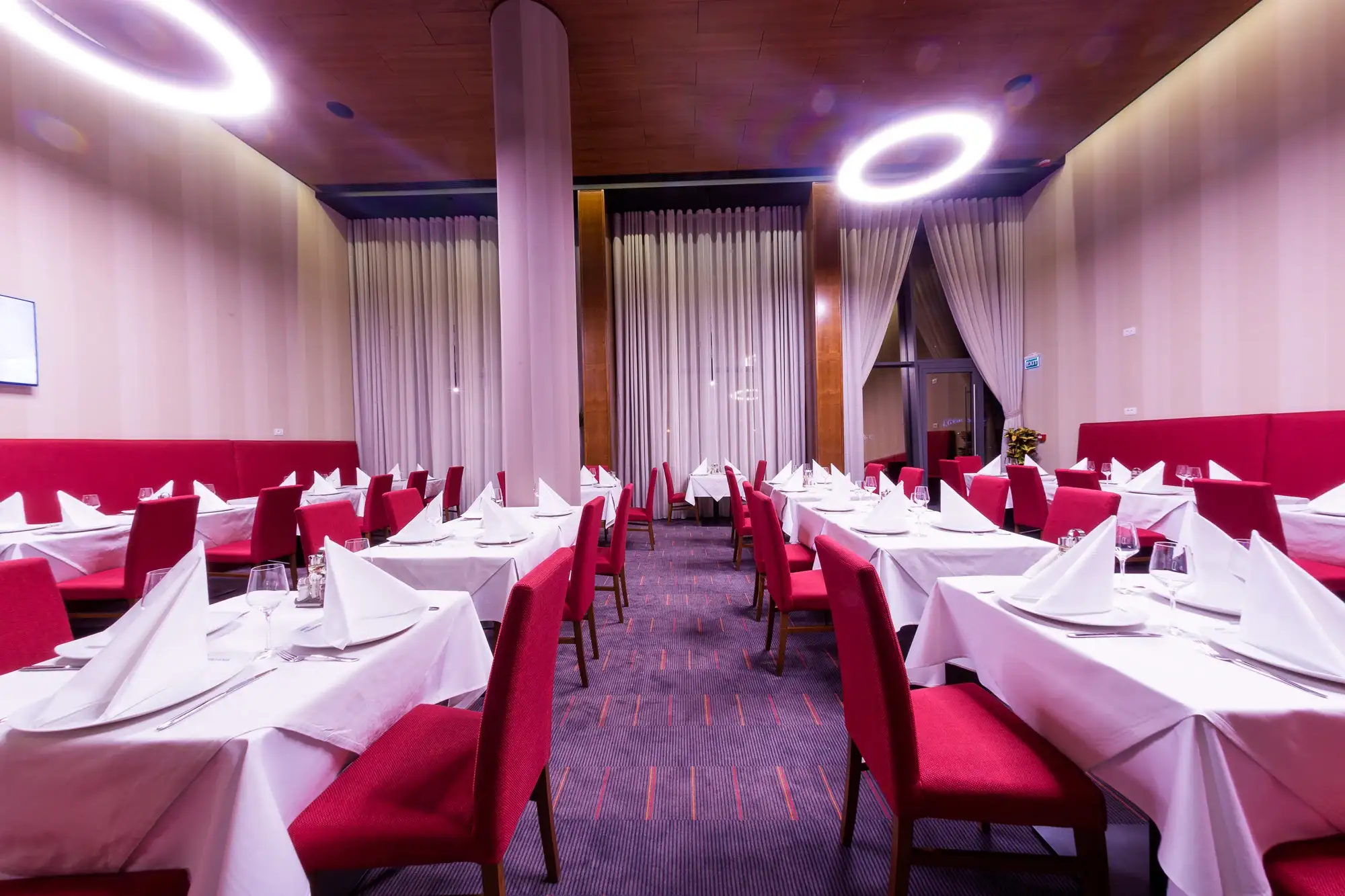 Restaurantul Hotelului Transilvania, cu mese pregătite pentru un eveniment