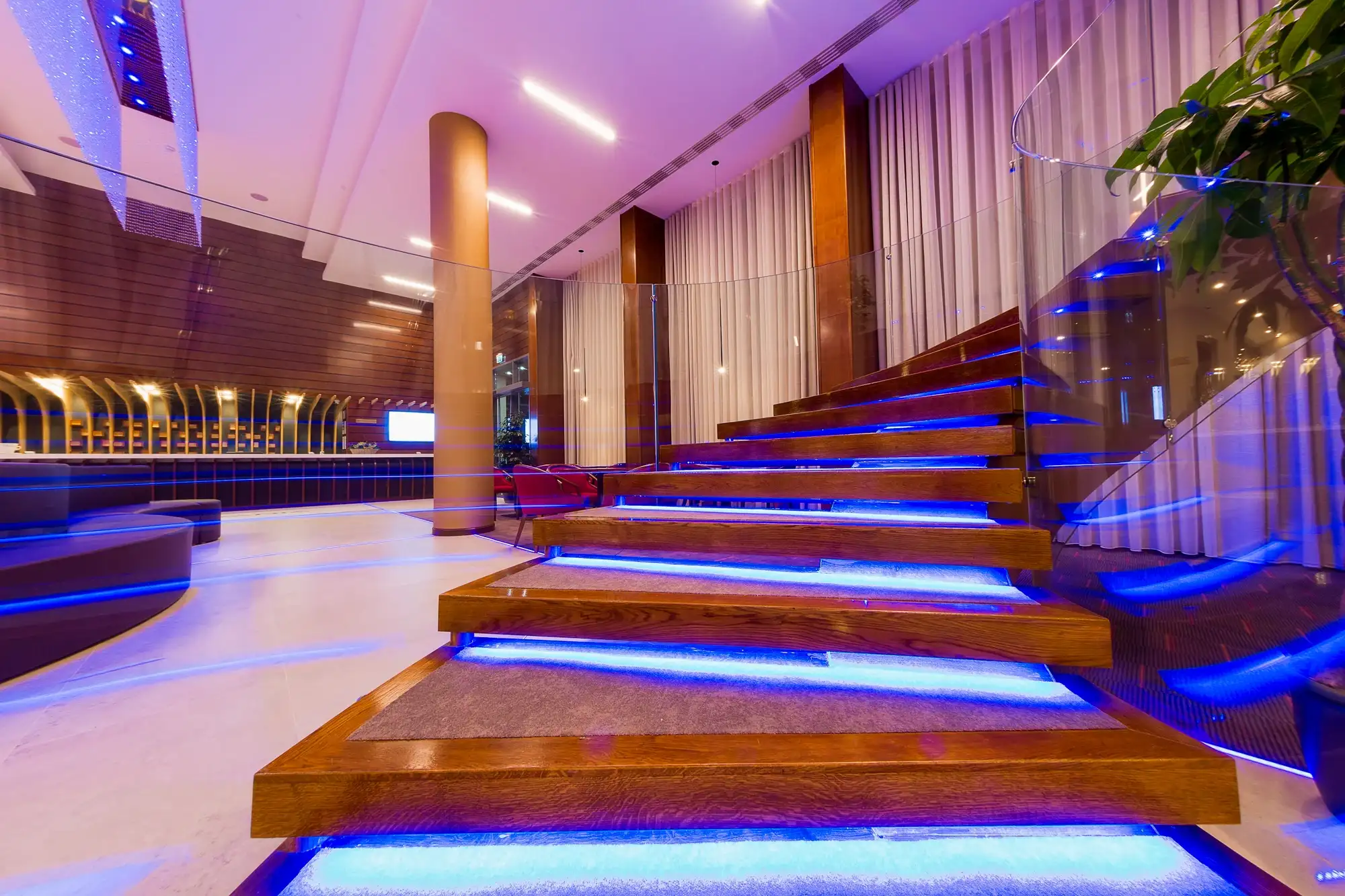 Scara iluminată din lobby-ul Hotelului Transilvania