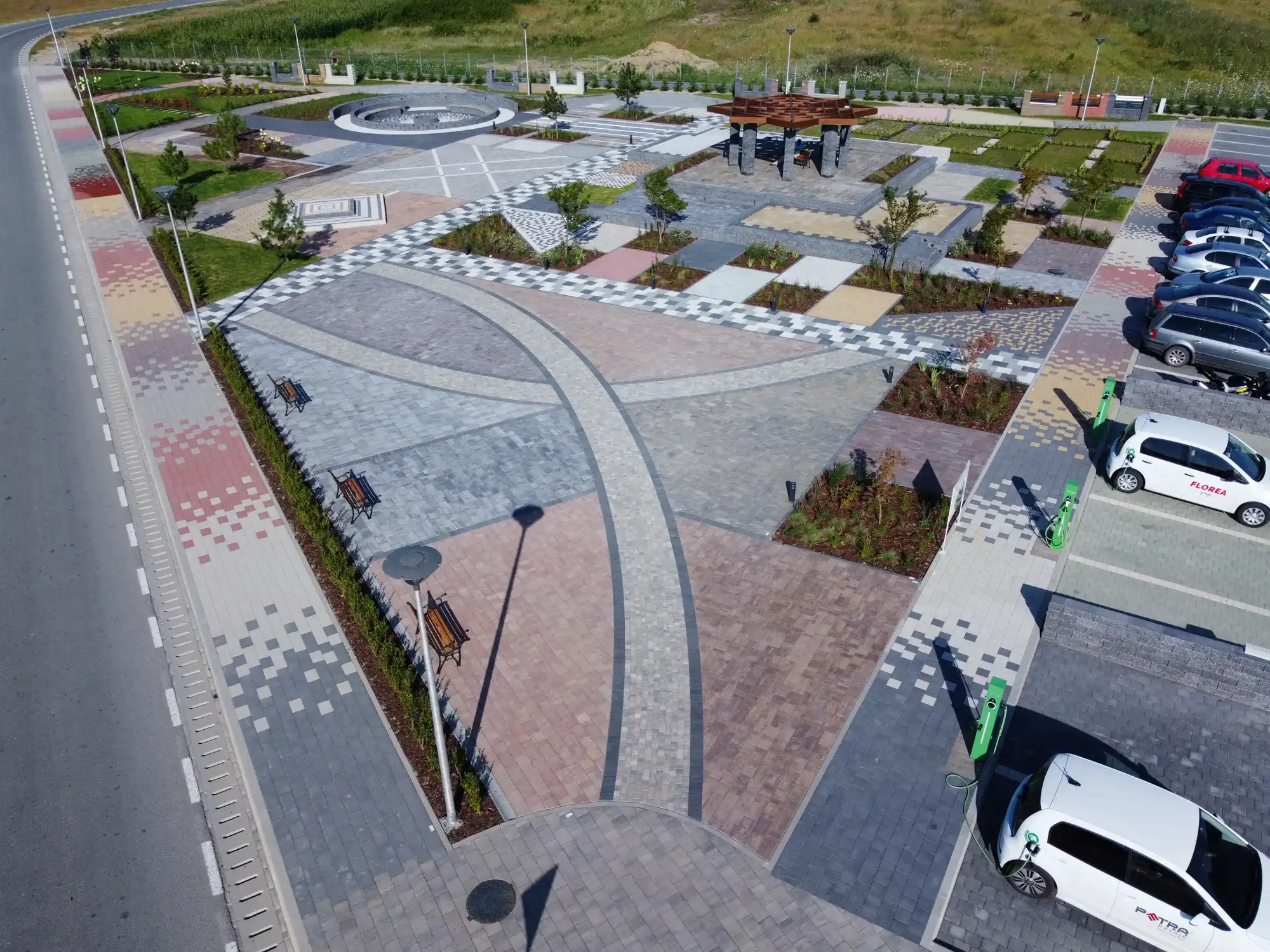 Vedere aeriană a Show Room-ului exterior Petra Pavaje, cu alei pavate în modele geometrice
