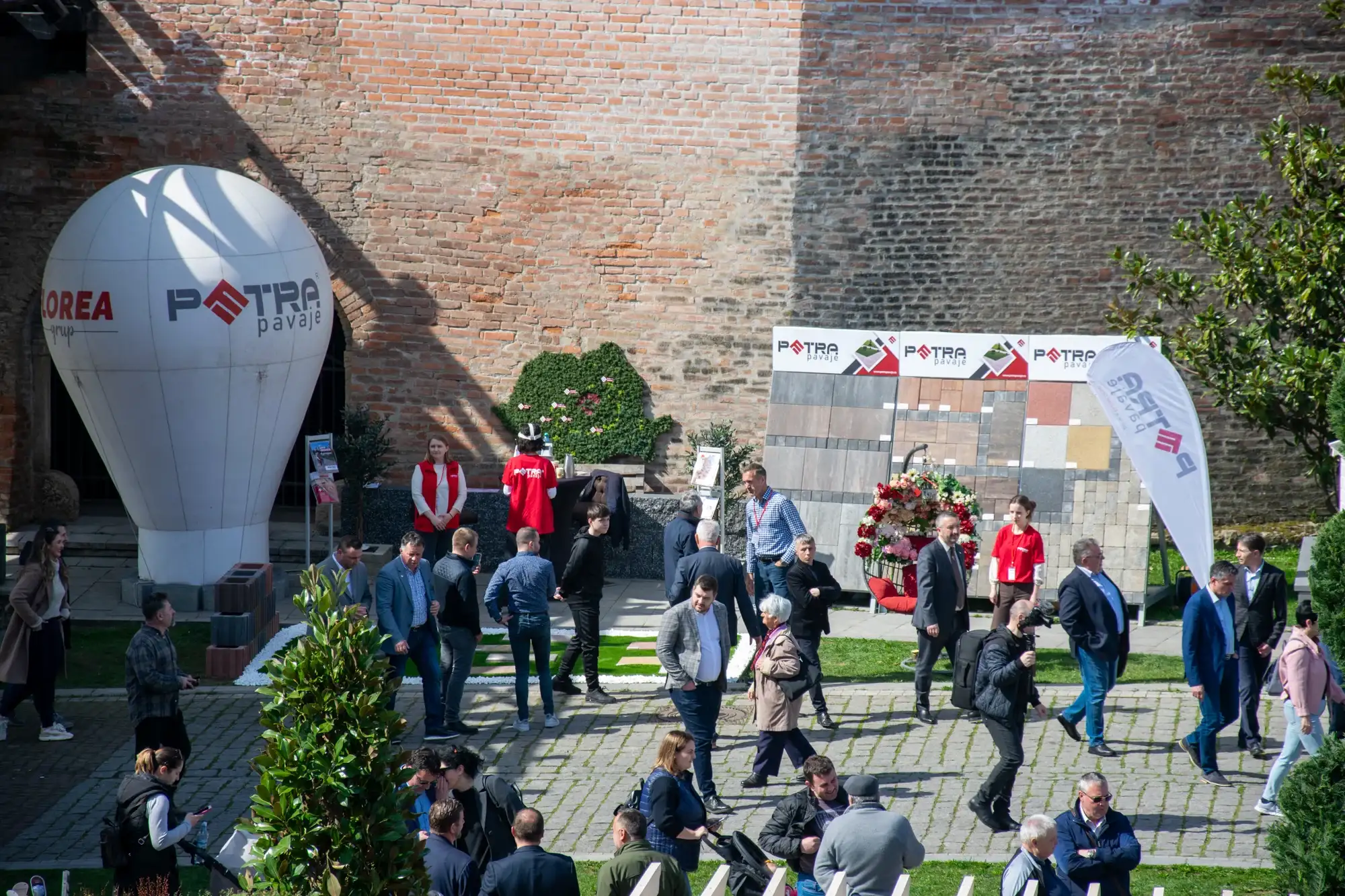 Eveniment Petra Pavaje cu balon aerostatic și vizitatori